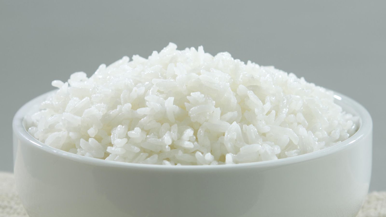 Atento mecanismo fuego La forma de cocinar el arroz para que engorde muchísimo menos
