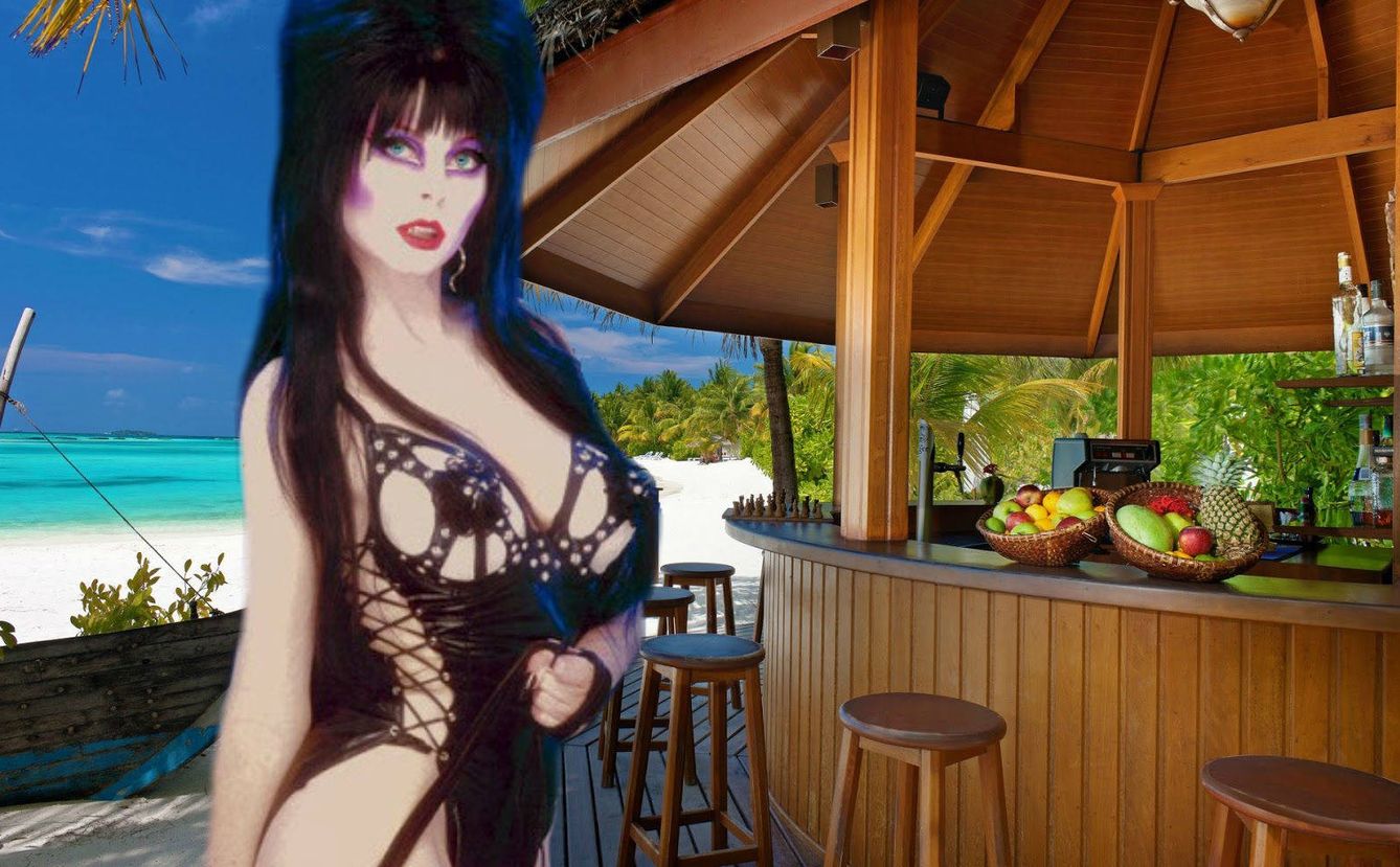 Elvira, reina de las tinieblas, en una visita al chiringuito.