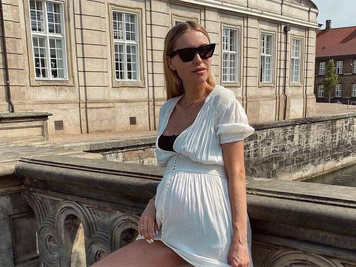Foto: Pernille Teisbaek, embarazada, con vestido boho. (@pernilleteisbaek)