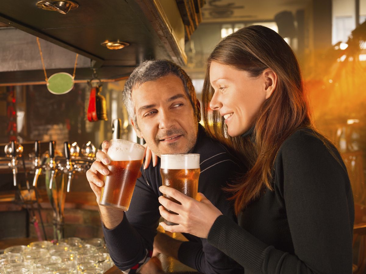 Foto: Él no acompañó a su cita con una cerveza, como ella esperaba (iStock)