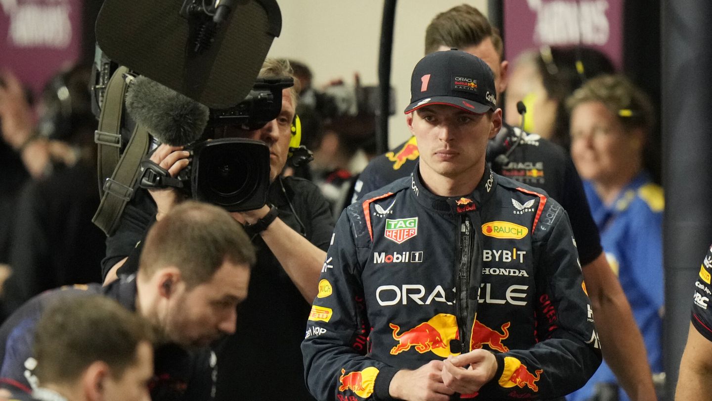 Verstappen, muy serio tras abandonar. (Reuters/Luca Bruno)