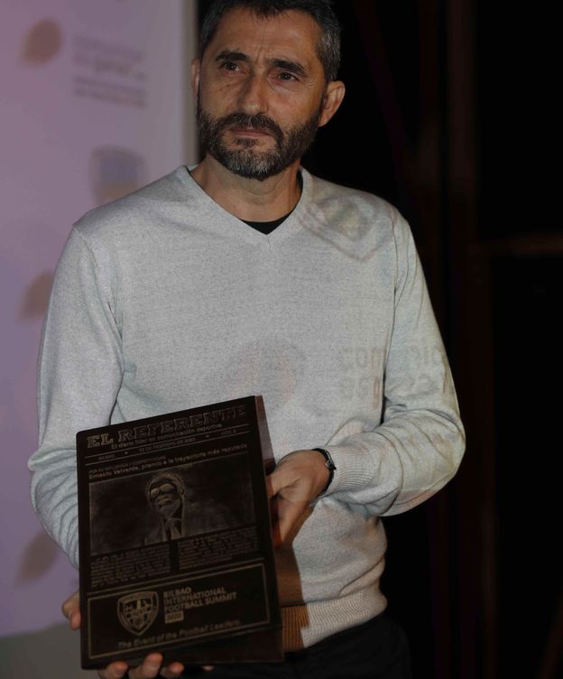 Foto: Ernesto Valverde recibe el premio Referente 2020 en Bilbao. (Efe)