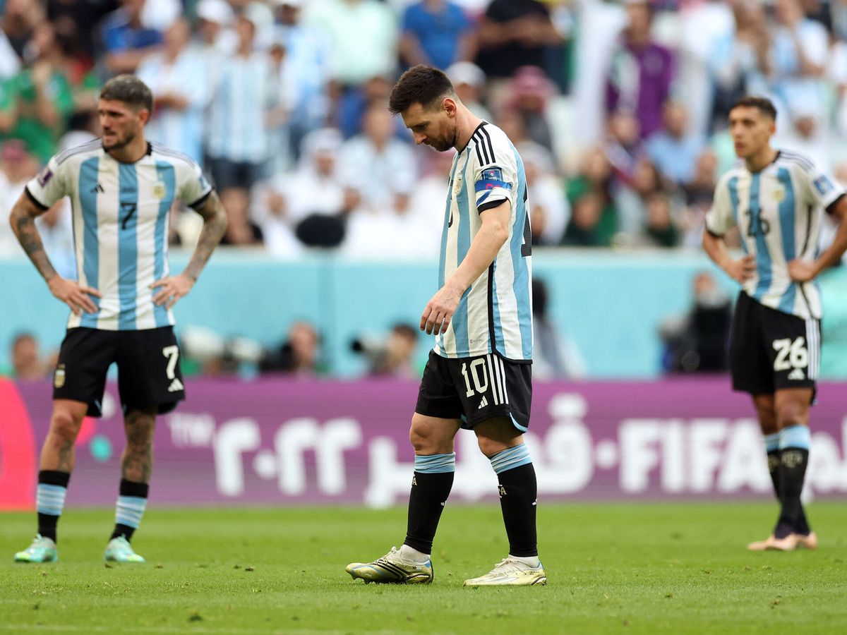 Foto: Messi, De Paul y Nahuel Molina durante la derrota de Argentina ante Arabia Saudí en el Mundial de Qatar 2022 (REUTERS/Carl Recine).