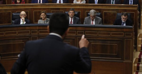 Foto: El portavoz parlamentario del PSOE, Antonio Hernando, se dirige al presidente del Gobierno, Mariano Rajoy. (EFE)