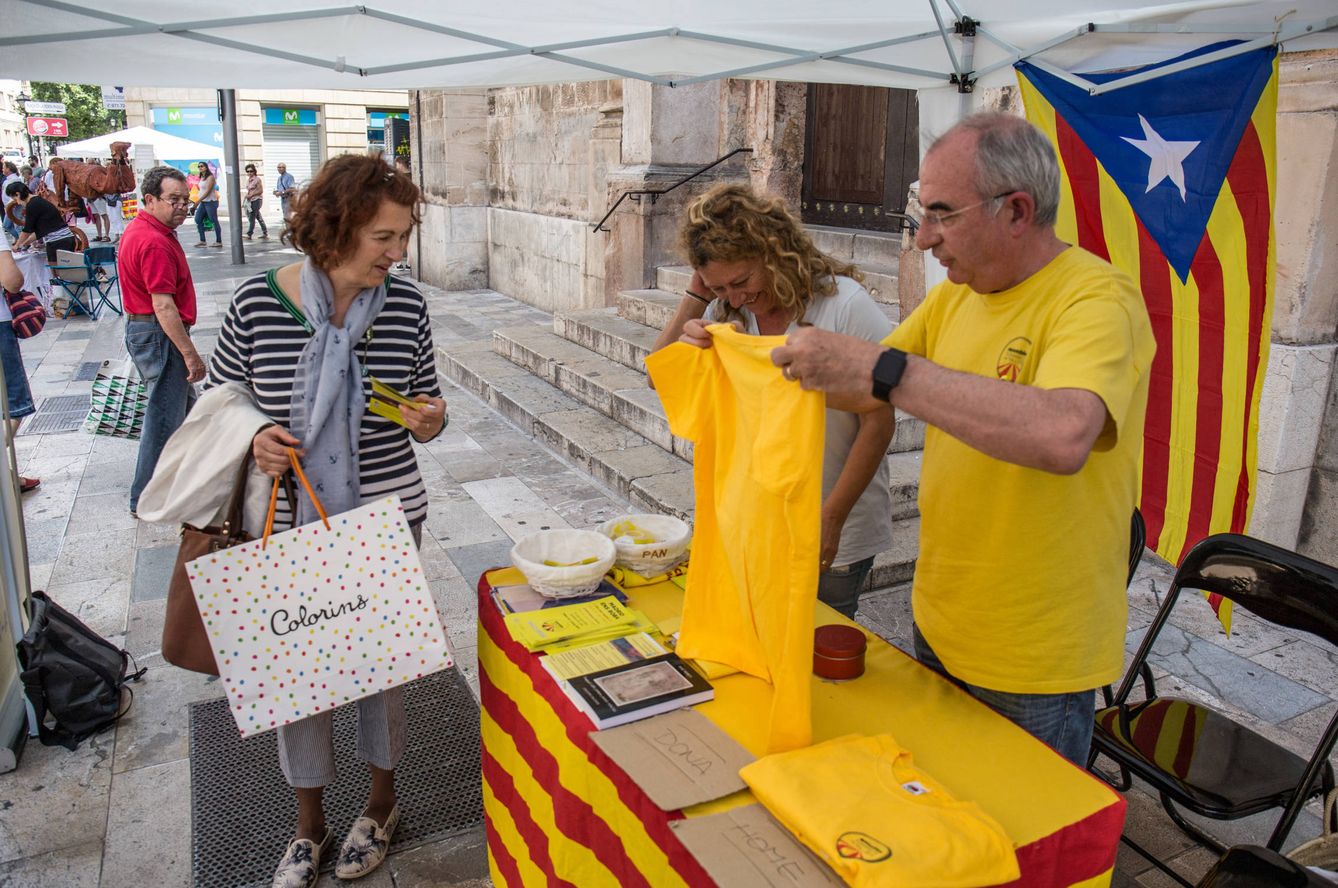 Cristòfol Soler y Margalida Miquel, líderes de la ASM, en su parada callejera. (D. B.)