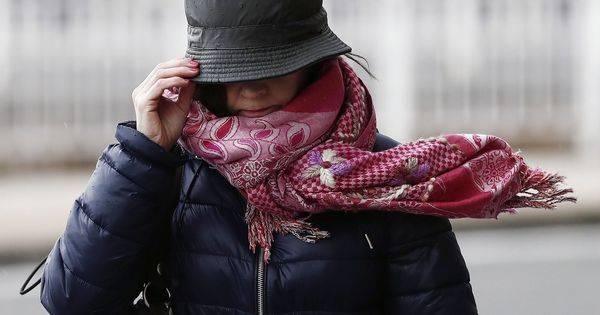 Foto: Una mujer sujeta su gorro para impedir que se lo lleve el viento este miércoles en Pamplona. (EFE)