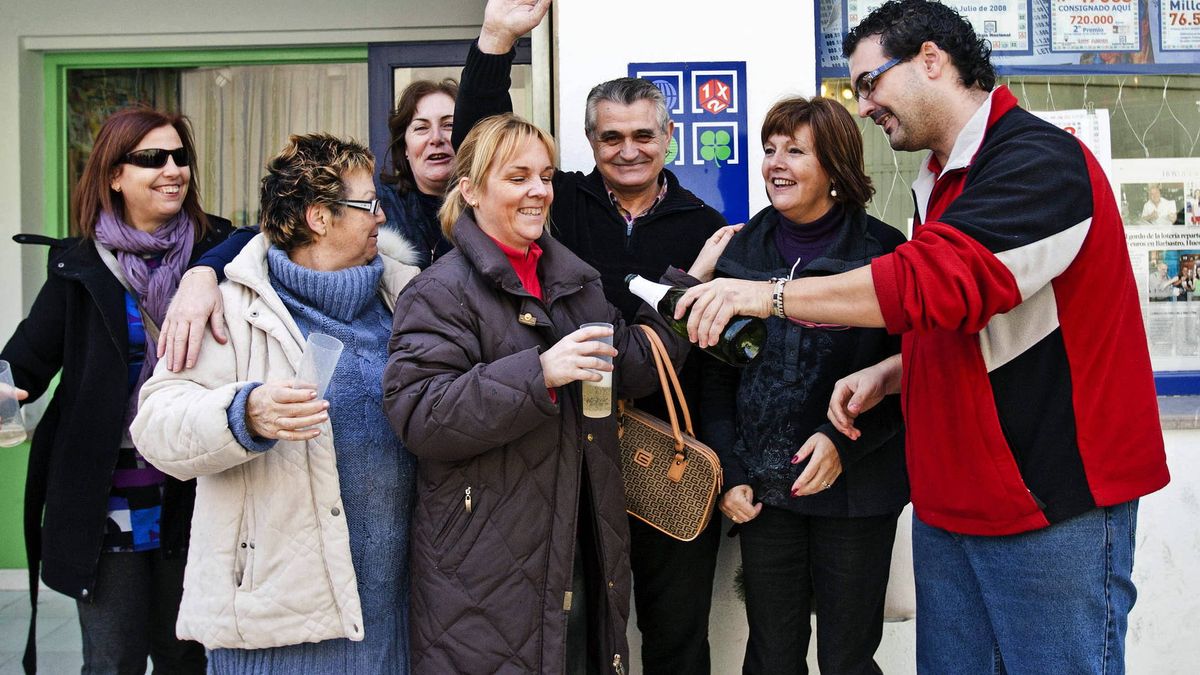 El 69% de los españoles compra lotería a conocidos para "no quedar fuera" si toca