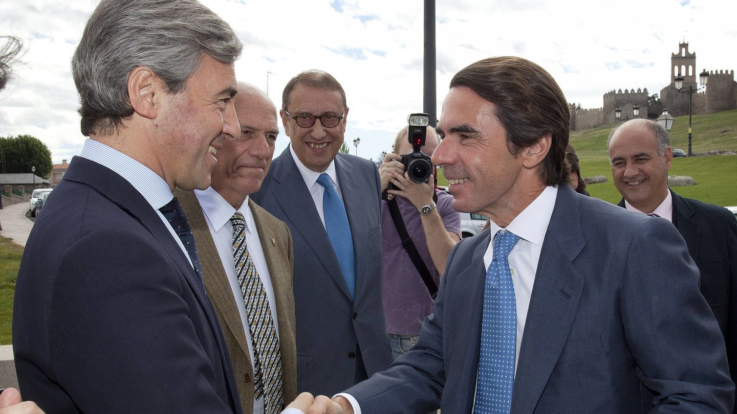 José María Aznar saluda al que fuera ministro del Interior durante su mandato Ángel Acebes. (EFE)