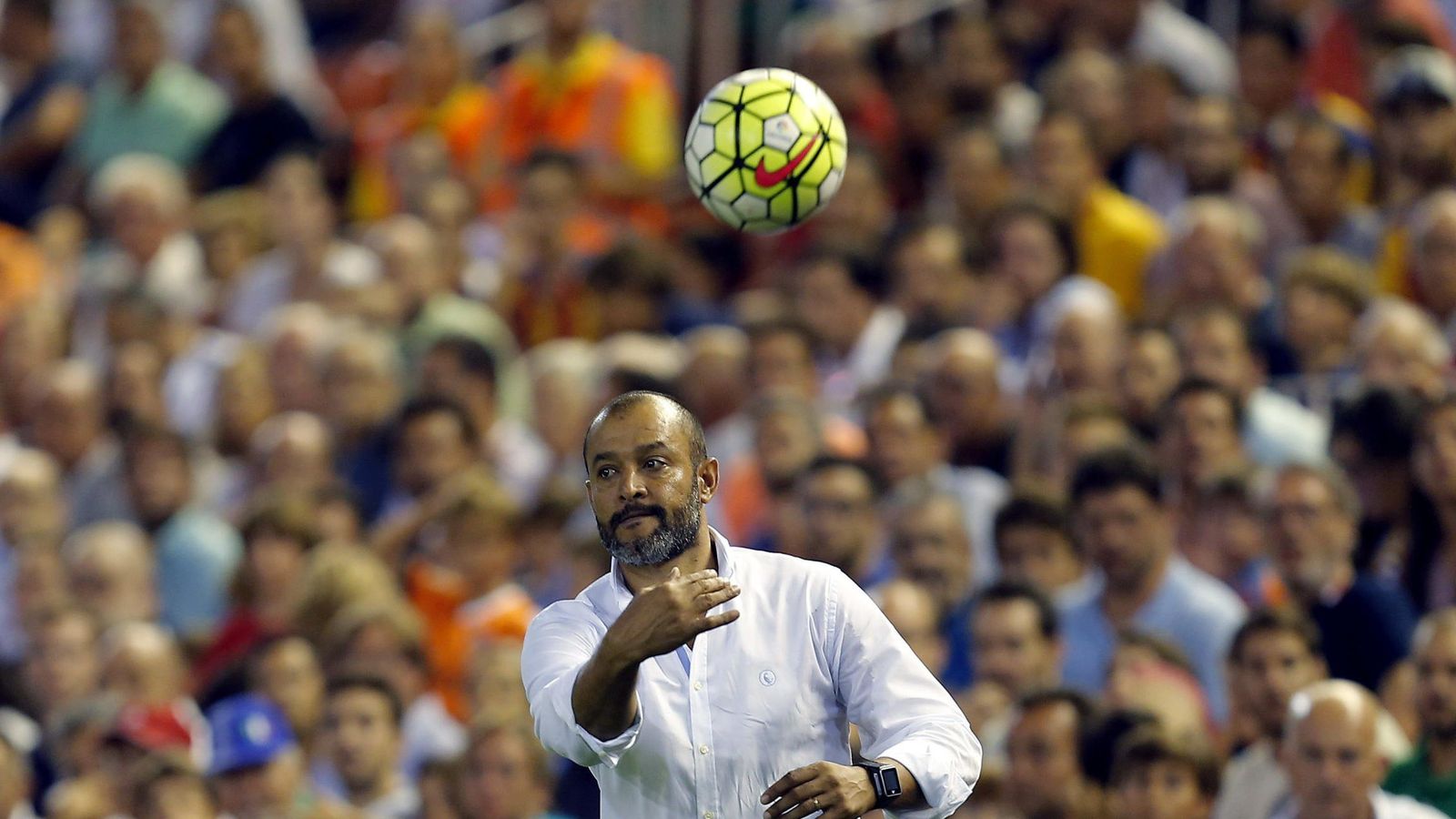 Foto: La grada de Mestalla señala a Nuno como culpable de los malos resultados del equipo (EFE)