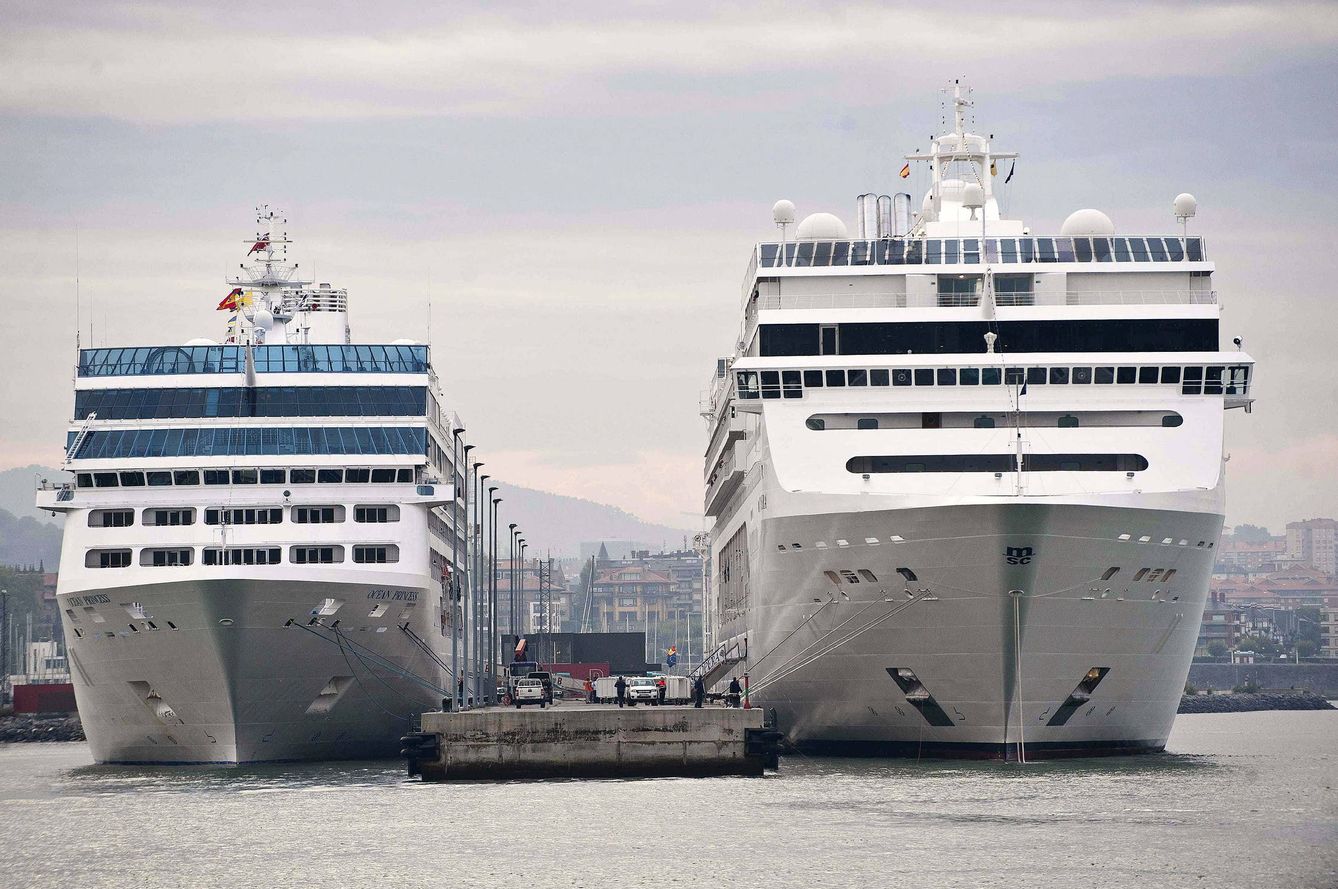 Los cruceros 'Ocean Princess' y el 'MSC Opera', en Getxo. (EFE)
