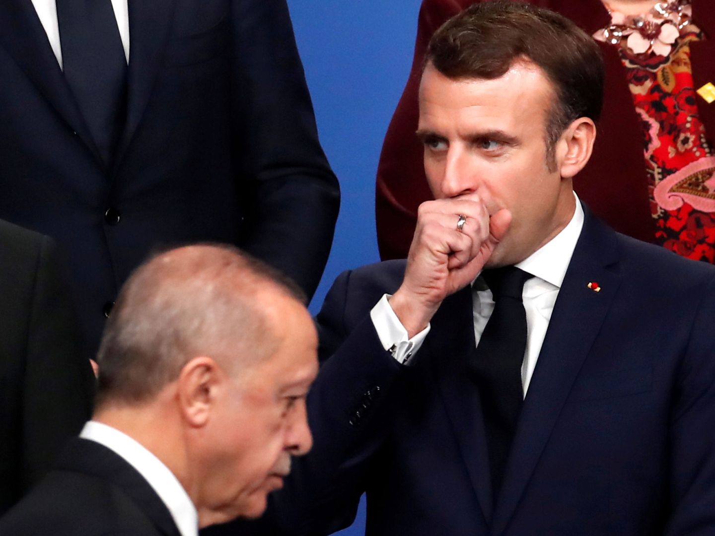 Macron, de frente, junto a Erdogán. (Reuters)