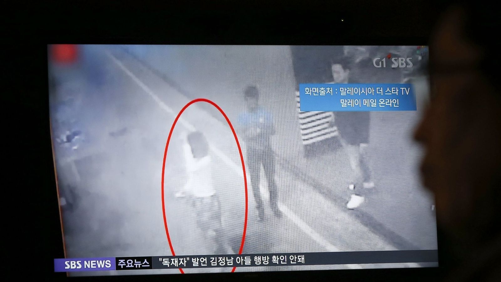Foto: Un ciudadano surcoreano observa un informativo en la televisión en el que aparece la supuesta mujer responsable de la muerte de Kim Jong-nam. (EFE)