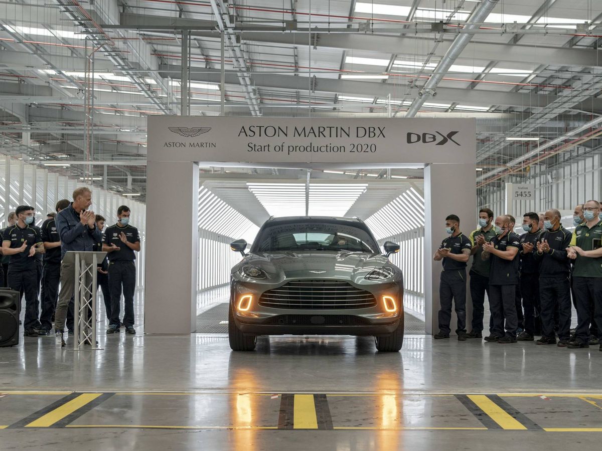 Foto: Salida de la fábrica de Gales del primer Aston Martin DBX, su primer vehículo todocamino.