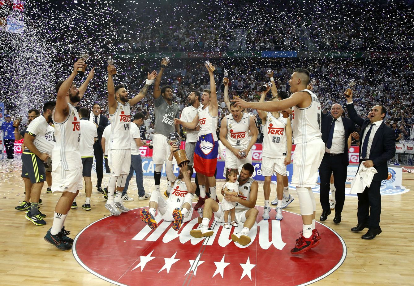 Los jugadores del Real Madrid celebran la consecución del campeonato de la Liga ACB tras vencer al FC Barcelona Lassa. (EFE)