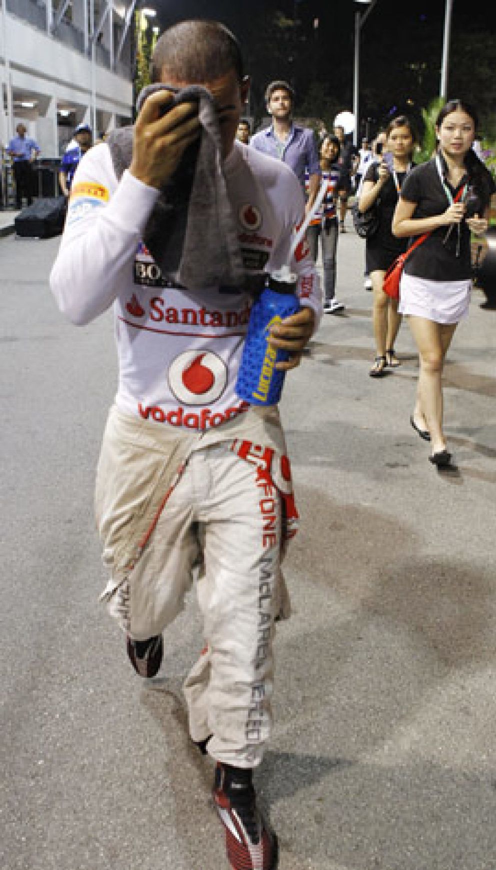 Foto: McLaren sitúa a Hamilton al borde del precipicio