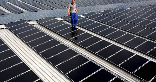 Foto: El técnico de la empresa Colexon Energy, Gerd Seeloff, comprueba el funcionamiento de varios paneles solares en Alemania. (EFE)