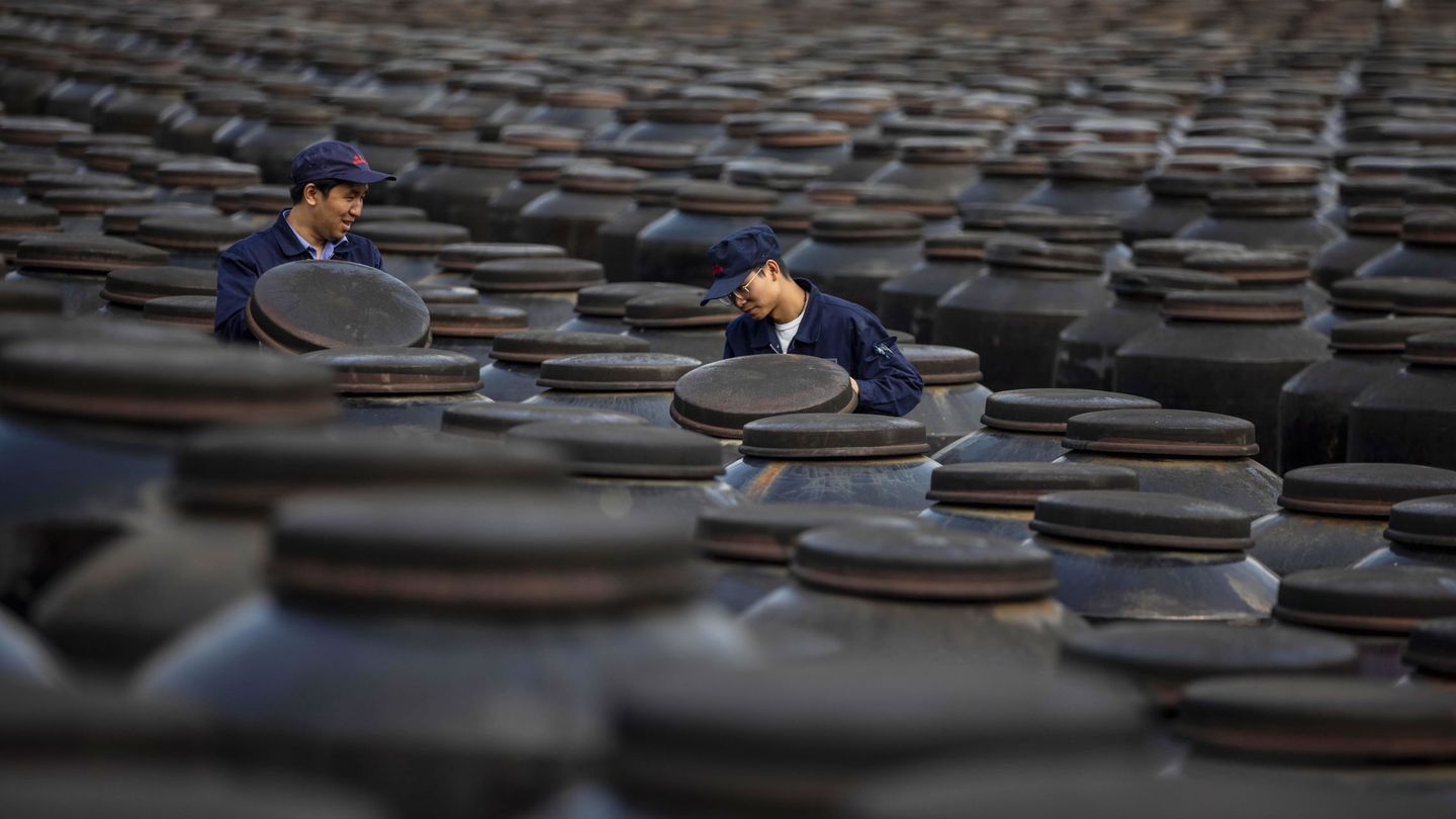 Empleados revisan barriles de vinagre en una nave de Zhenjiang, China. (EFE)
