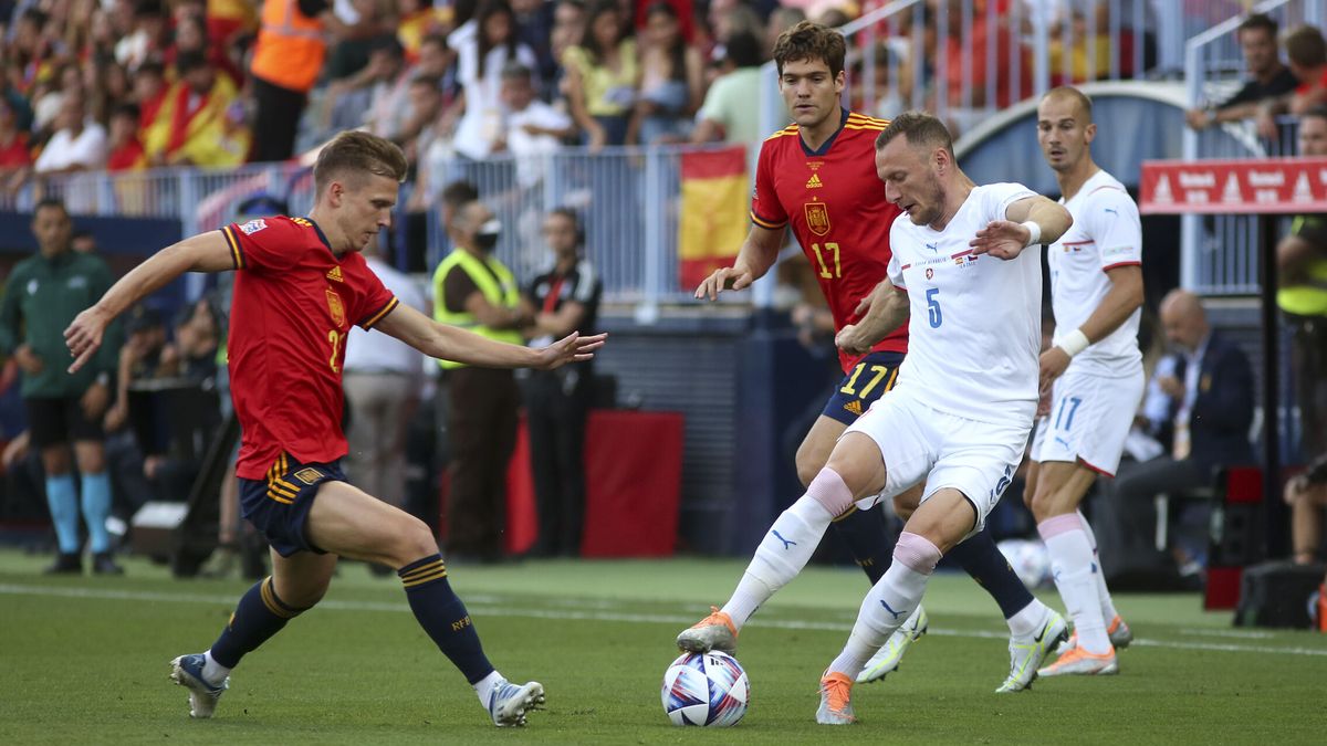 España disfruta en La Rosaleda y se aprovecha del tropiezo de Portugal (2-0)