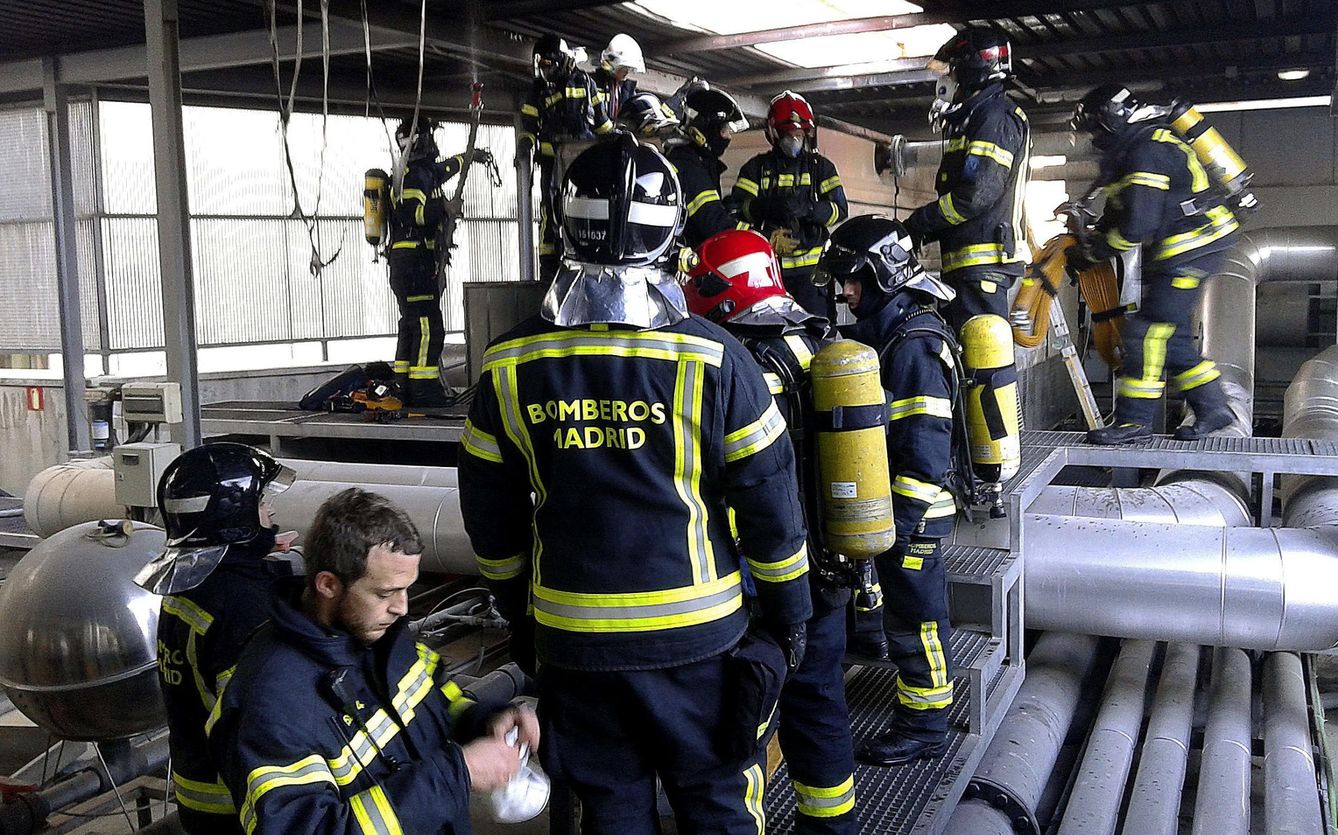Imagen de archivo de un grupo de bomberos de la Comunidad de Madrid. (EFE)