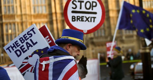 Foto: Manifestantes contra el Brexit, frente al Parlamento, en Londres. (Reuters)