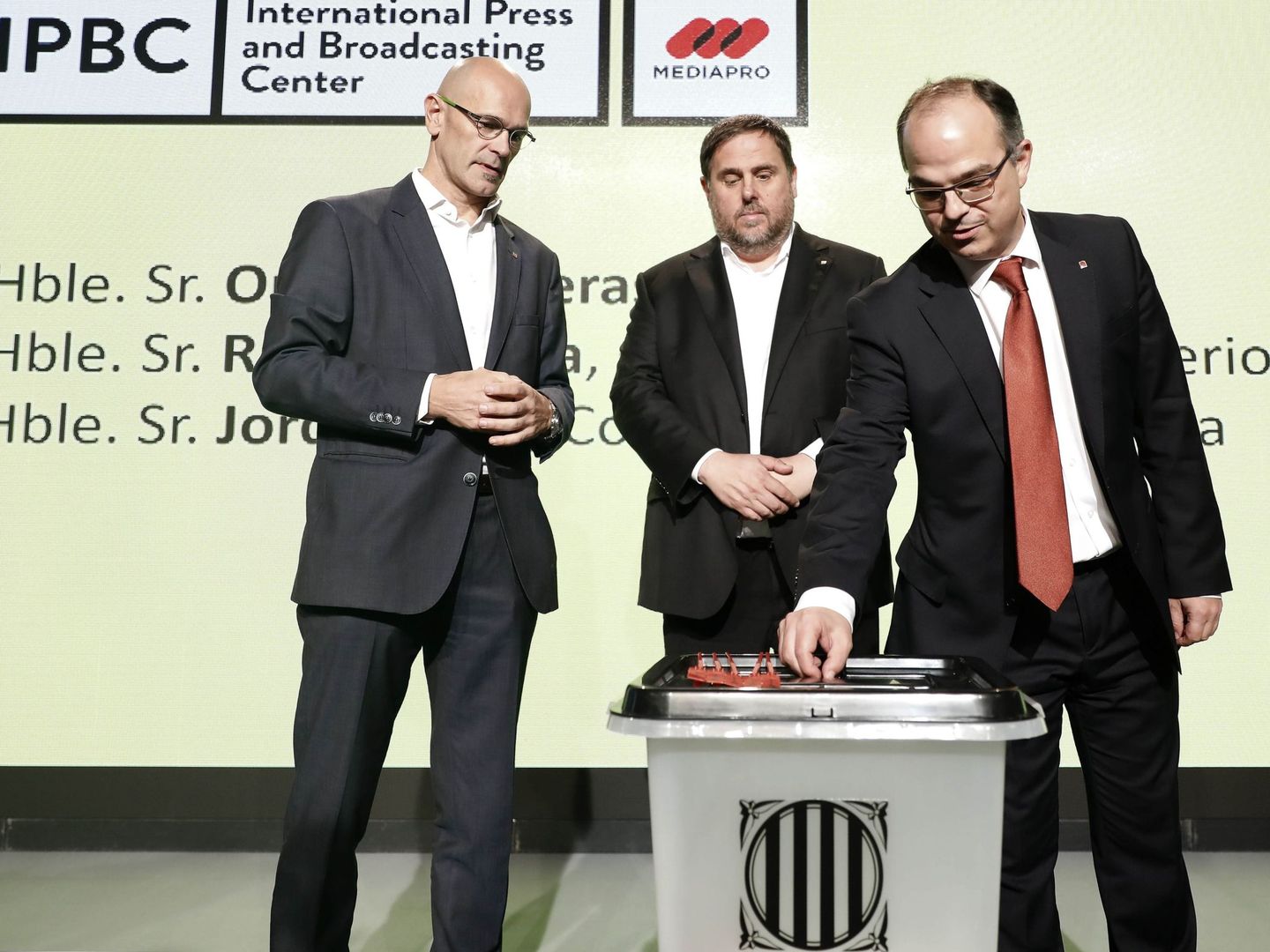 Oriol Junqueras, Jordi Turull y Raül Romeva con una urna del 1-O. (EFE)