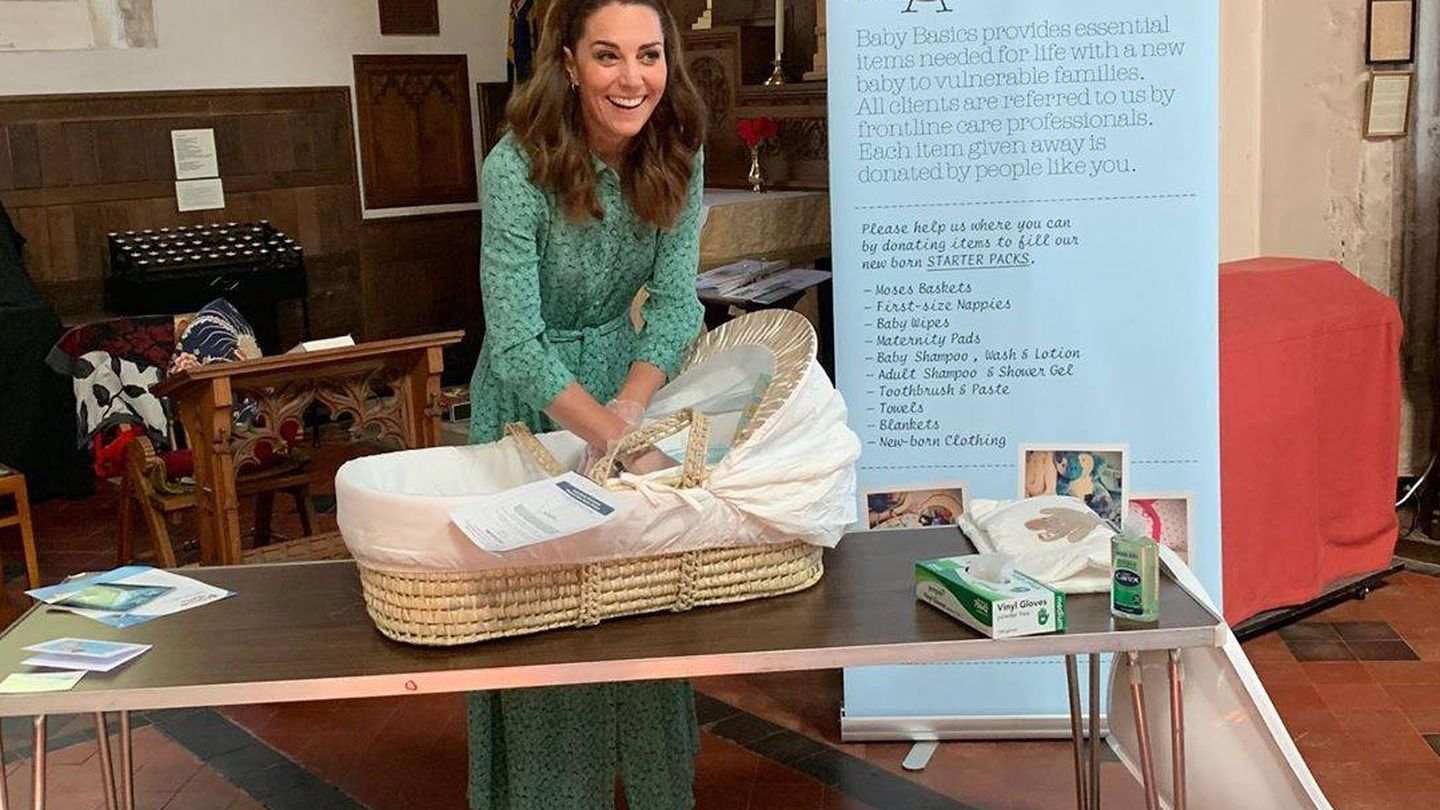 Kate Middleton ayudando con el montaje de las cestas que donan a las familias sin recursos. (Kensington Palace)