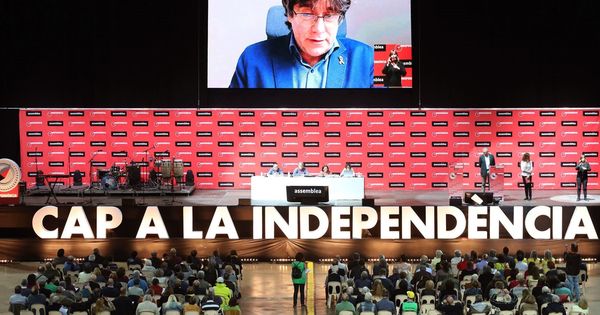 Foto: Intervención telemática de Carles Puigdemont durante la Asamblea General Ordinaria de la ANC que se ha celebrado este domingo. (EFE)