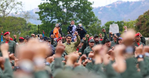 Foto: Nicolás Maduro durante una reunión con soldados en una base militar en Caracas. (Reuters)