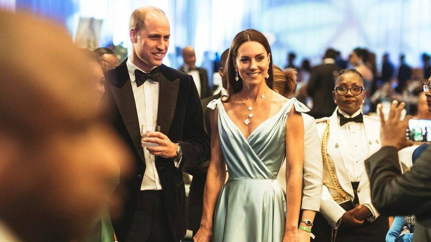 El príncipe Guillermo y Kate Middleton, durante la gala del viernes por la noche. (IG)