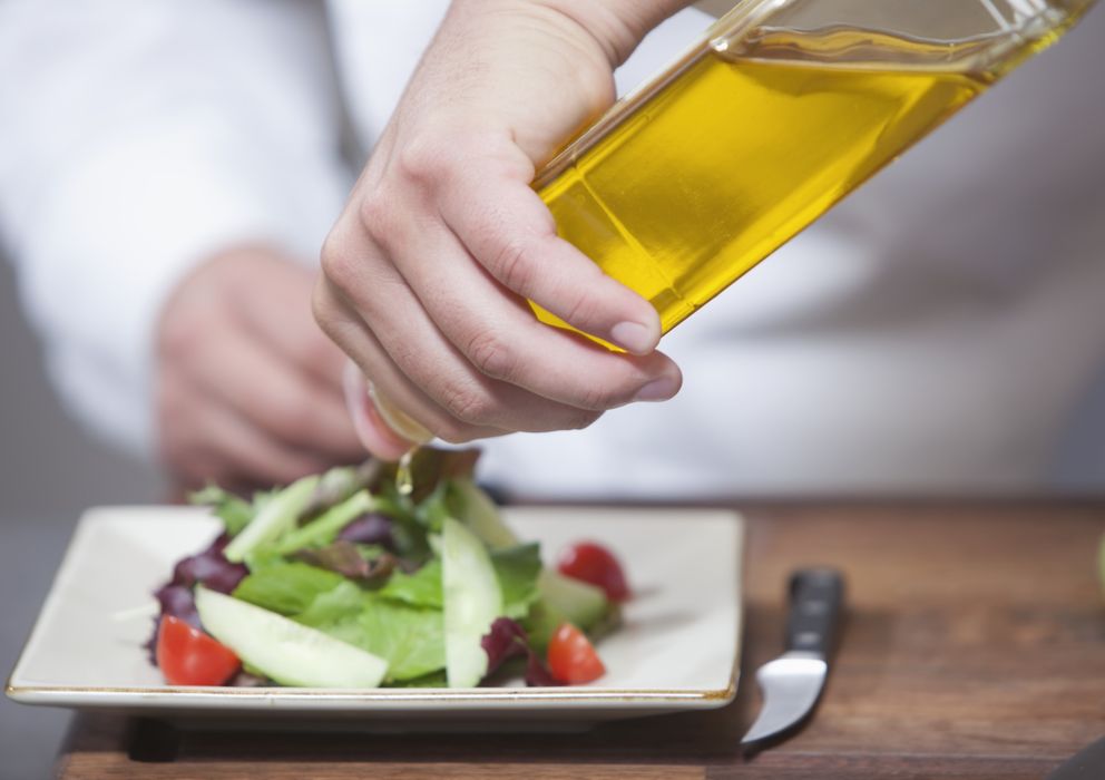 Foto: El aceite de oliva y las verduras son imprescindibles en la dieta mediterránea. (Corbis)