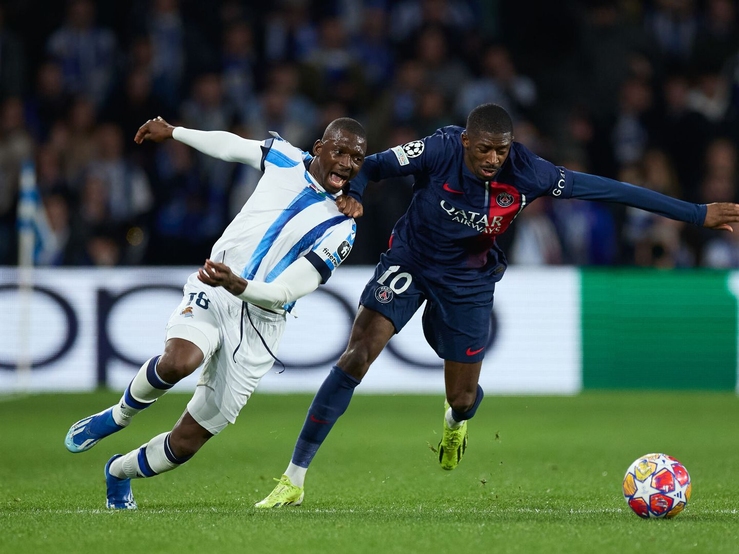 Dembélé se lleva un balón en la disputa con Hamari Traore. (AFP7)