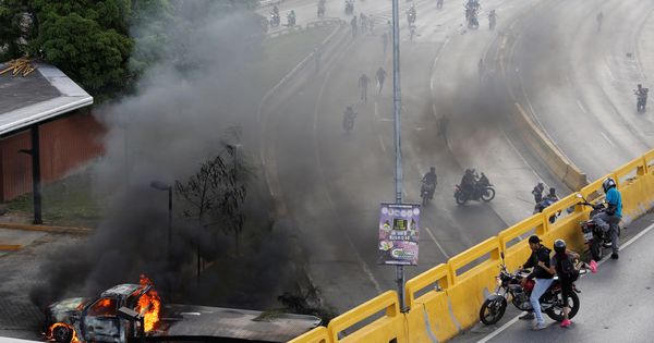 Foto: Un camión en llamas visto desde un puente durante los disturbios contra Nicolás Maduro en Caracas, el 20 de mayo de 2017. (Reuters)