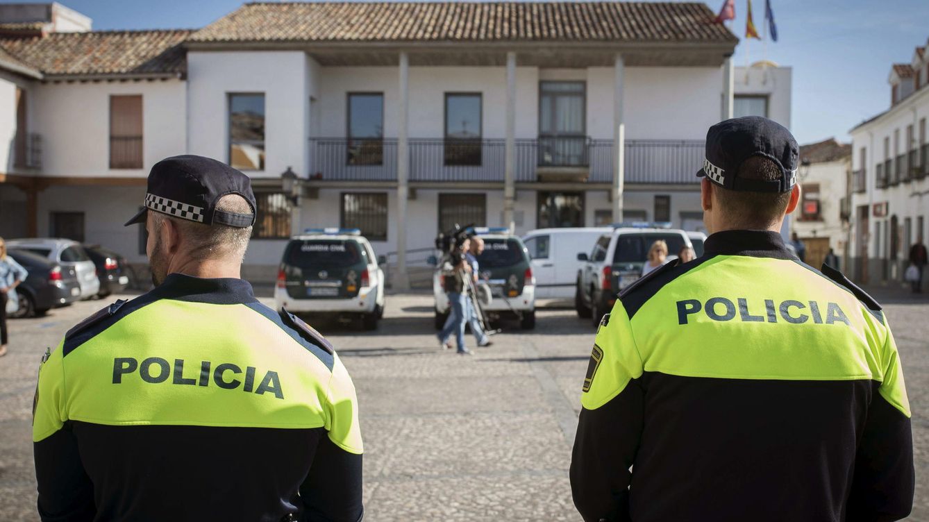 Foto: Agentes de la Policía Local a las puertas del Ayuntamiento de Valdemoro durante el registro dentro de la 'Operación Púnica'. (EFE)