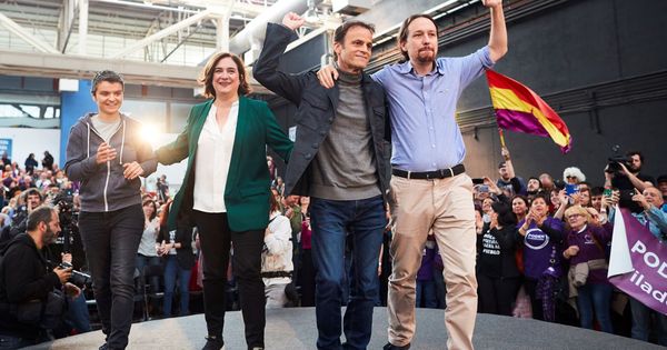 Foto: Pablo Iglesias (d1), la alcaldesa de Barcelona, Ada Colau (i2), y el número uno de los comunes por Barcelona para el 28A, Jaume Asens (d2). (EFE)