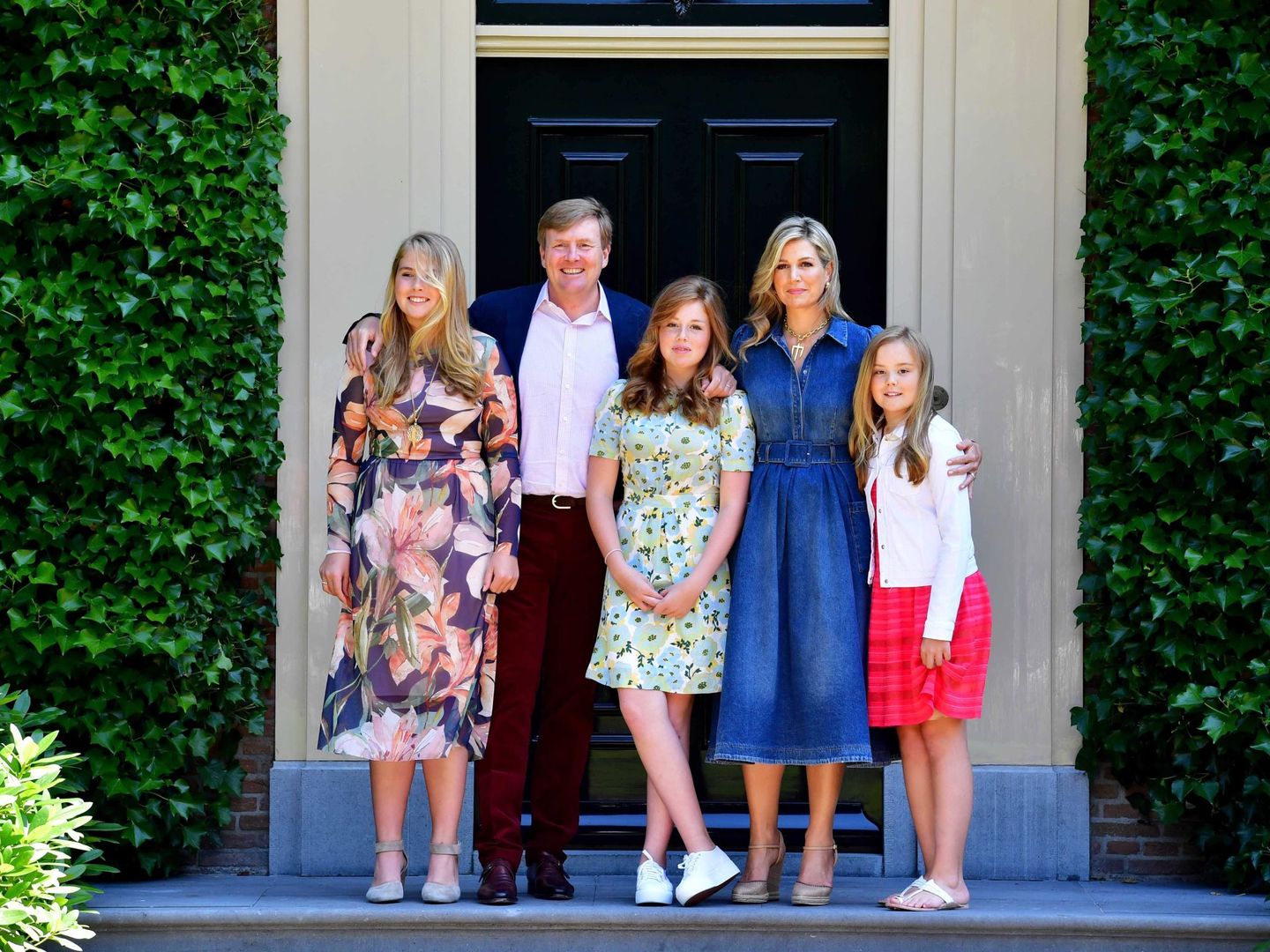 Los reyes de Holanda y sus tres hijas, en su tradicional posado de verano. (Reuters)