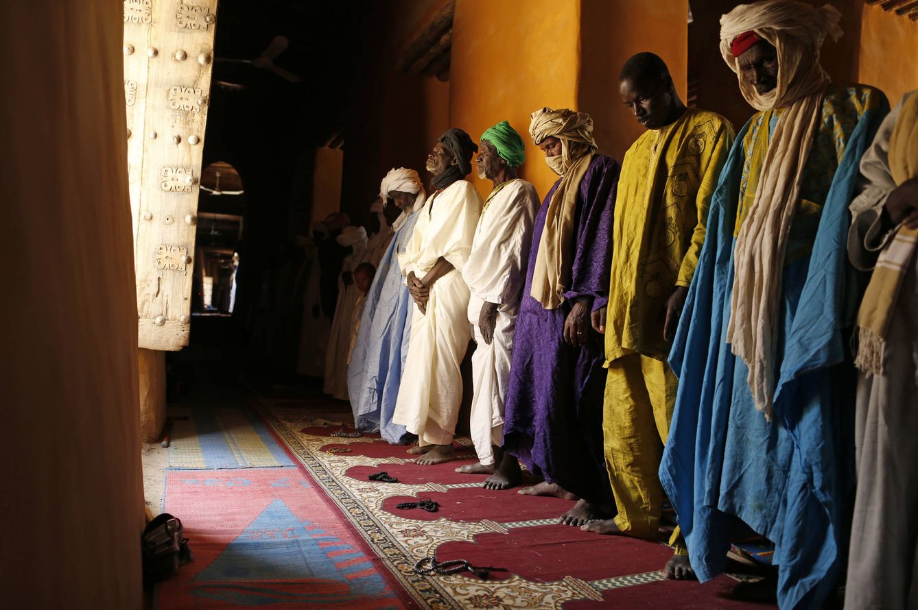 Malienses durante la oración del viernes en la mezquita de Djinguerber, en Tombuctú. (Reuters)