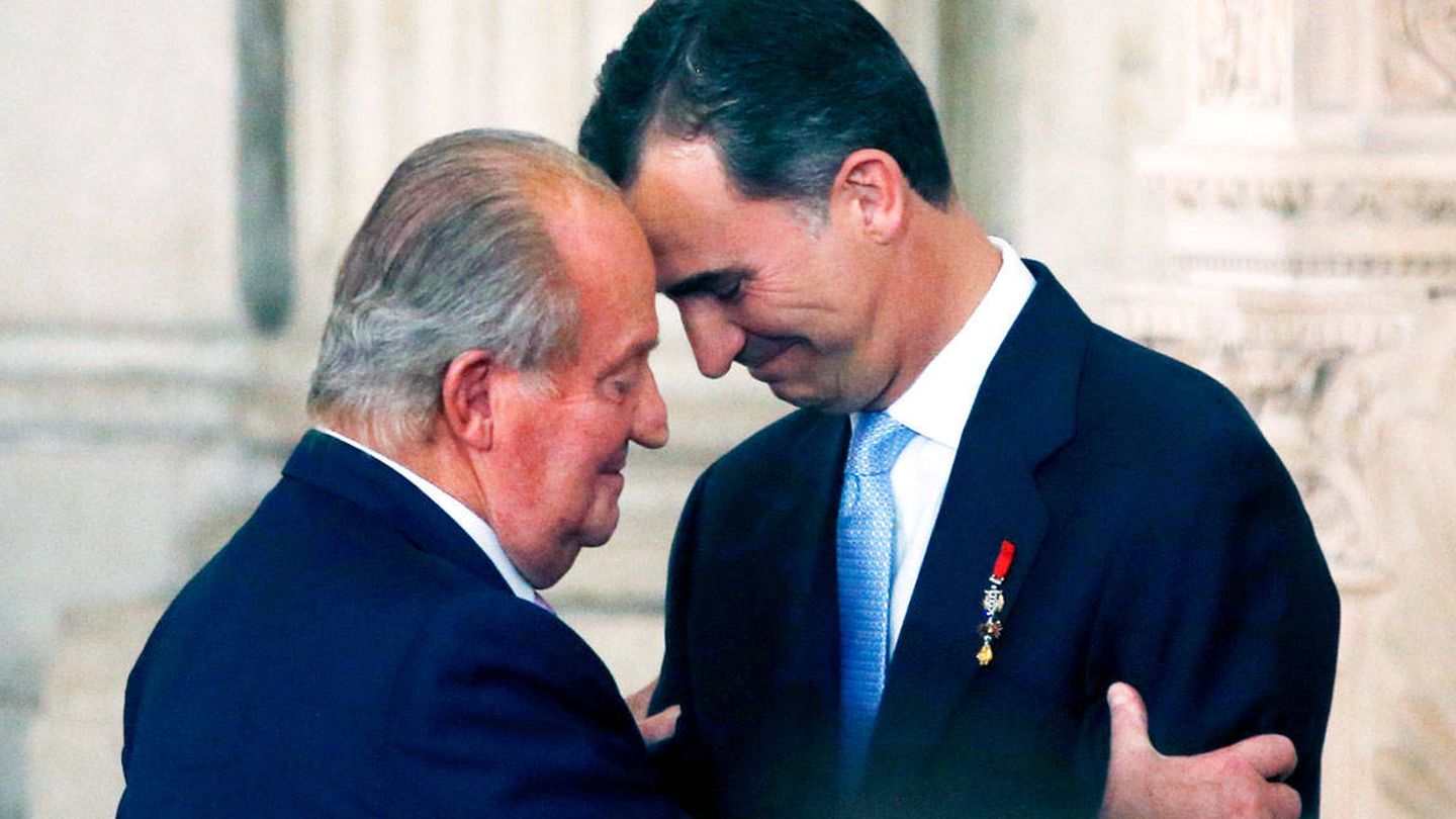 Juan Carlos I y su hijo, el rey Felipe VI. (Reuters)
