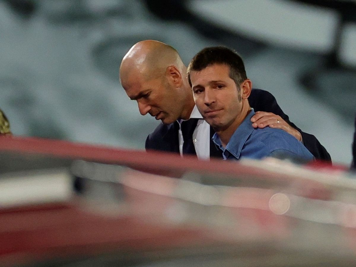 Foto: Zidane consuela a Albert Celades en la derrota del Valencia contra el Real Madrid. (Efe)