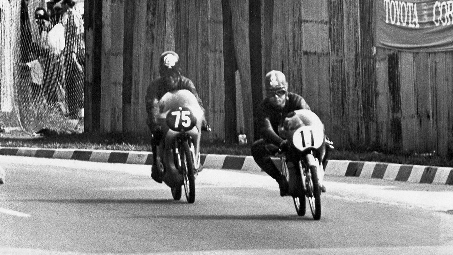 Entre los años sesenta y setenta se hicieron carreras internacionales de coches y motos, pero la apuesta por la Fórmula 1 fue a lo grande (Singapore National Library)