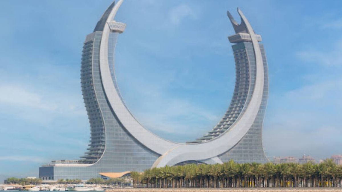 Las torres con forma de dos espadas gigantes que albergan hoteles de lujo