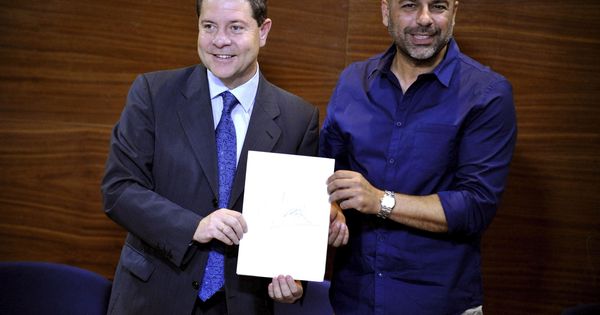 Foto: Los secretarios regionales del PSOE y Podemos, Emiliano García-Page (izda) y José García Molina, sellan su acuerdo. (EFE)