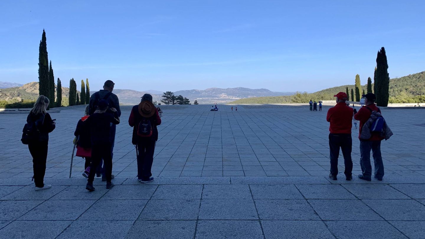 La explanada del Valle de los Caídos, en San Lorenzo de El Escorial, al atardecer del pasado 13 de abril, vista desde los pies de la basílica. (Juanma Romero | EC)