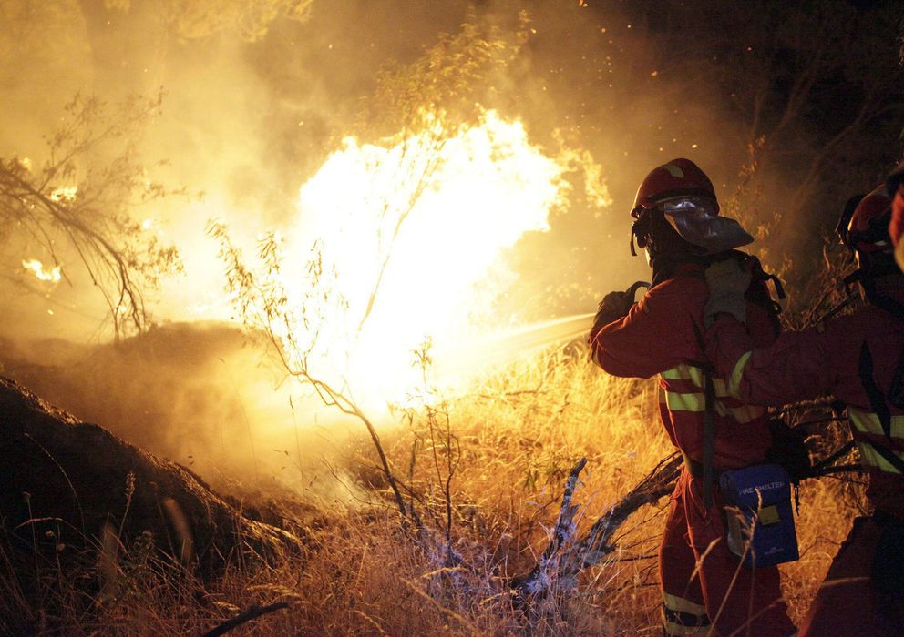 Foto: Un bombero trabaja en la extinción del incendio de Ávila. (Efe)