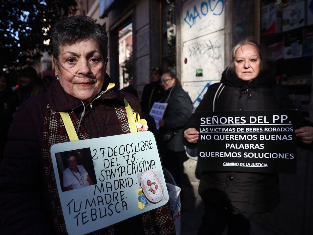 Foto: Dos mujeres muestran sendos carteles durante la manifestación "Por el derecho a saber la verdad y a obtener justicia" en 2018 (EFE)