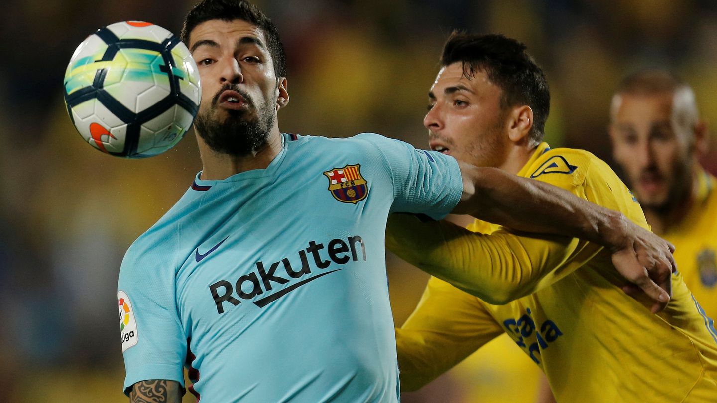 Luis Suárez no vio la tarjeta amarilla y podrá jugar contra el Atlético de Madrid. (Reuters)