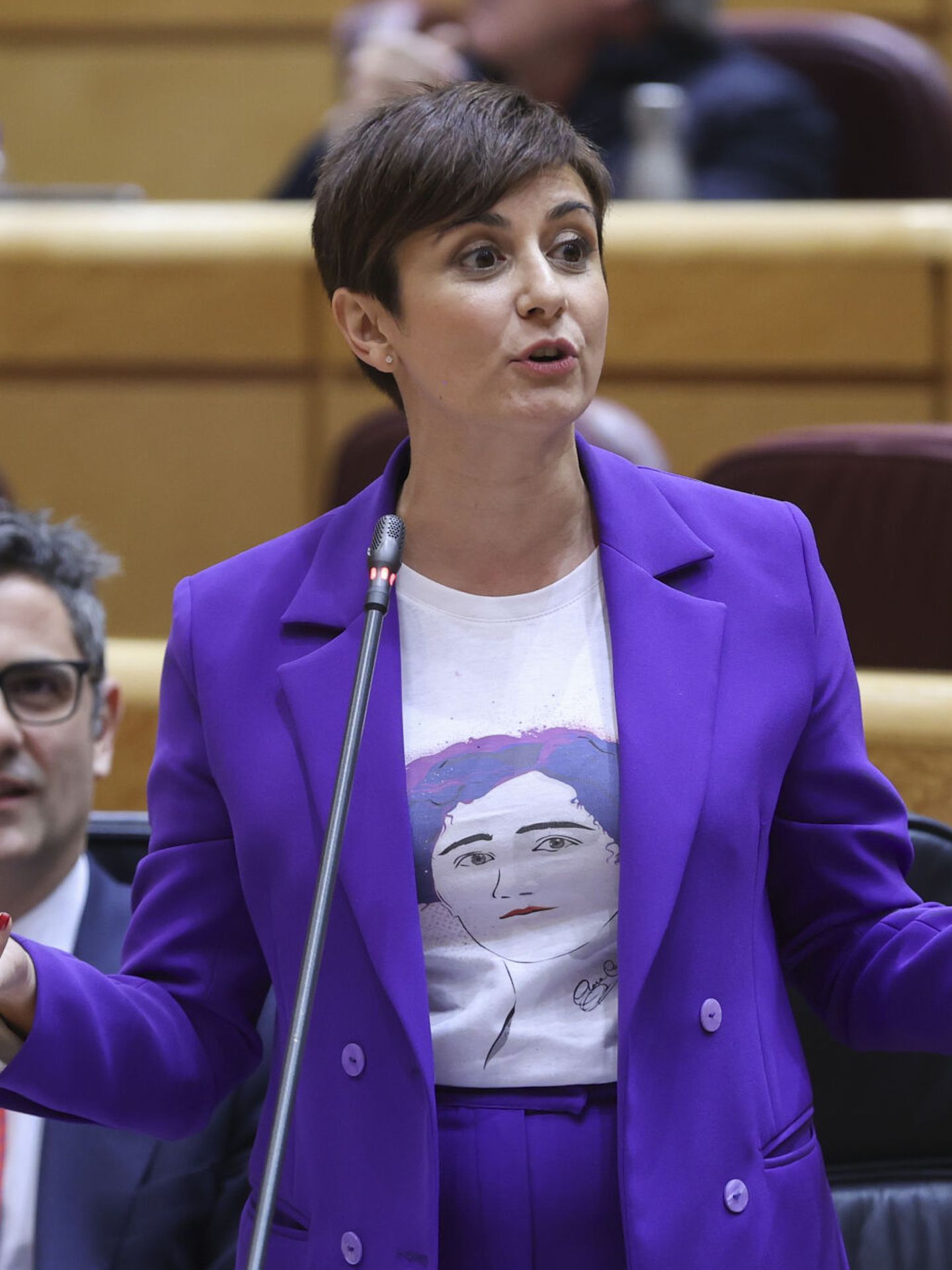  La ministra de Política Territorial y portavoz del Gobierno con la camiseta de Clara Campoamor. (EFE/Kiko Huesca) 