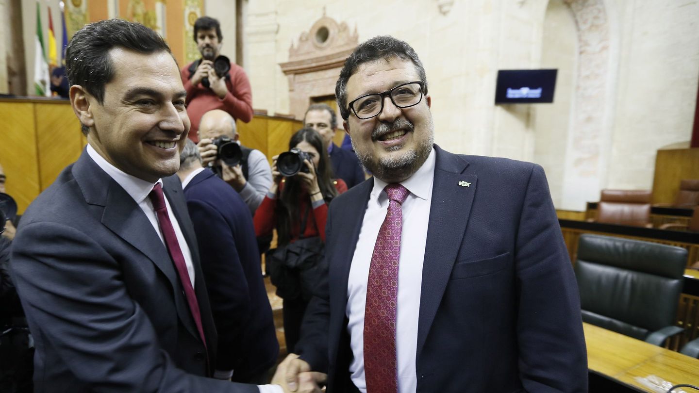 El líder de Vox en Andalucía, Francisco Serrano, felicita a Juanma Moreno tras la investidura. (EFE)