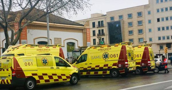 Foto: Sanitarios del 061 reciben una "brutal agresión" al atender a un paciente en Ceuta. (Archivo)