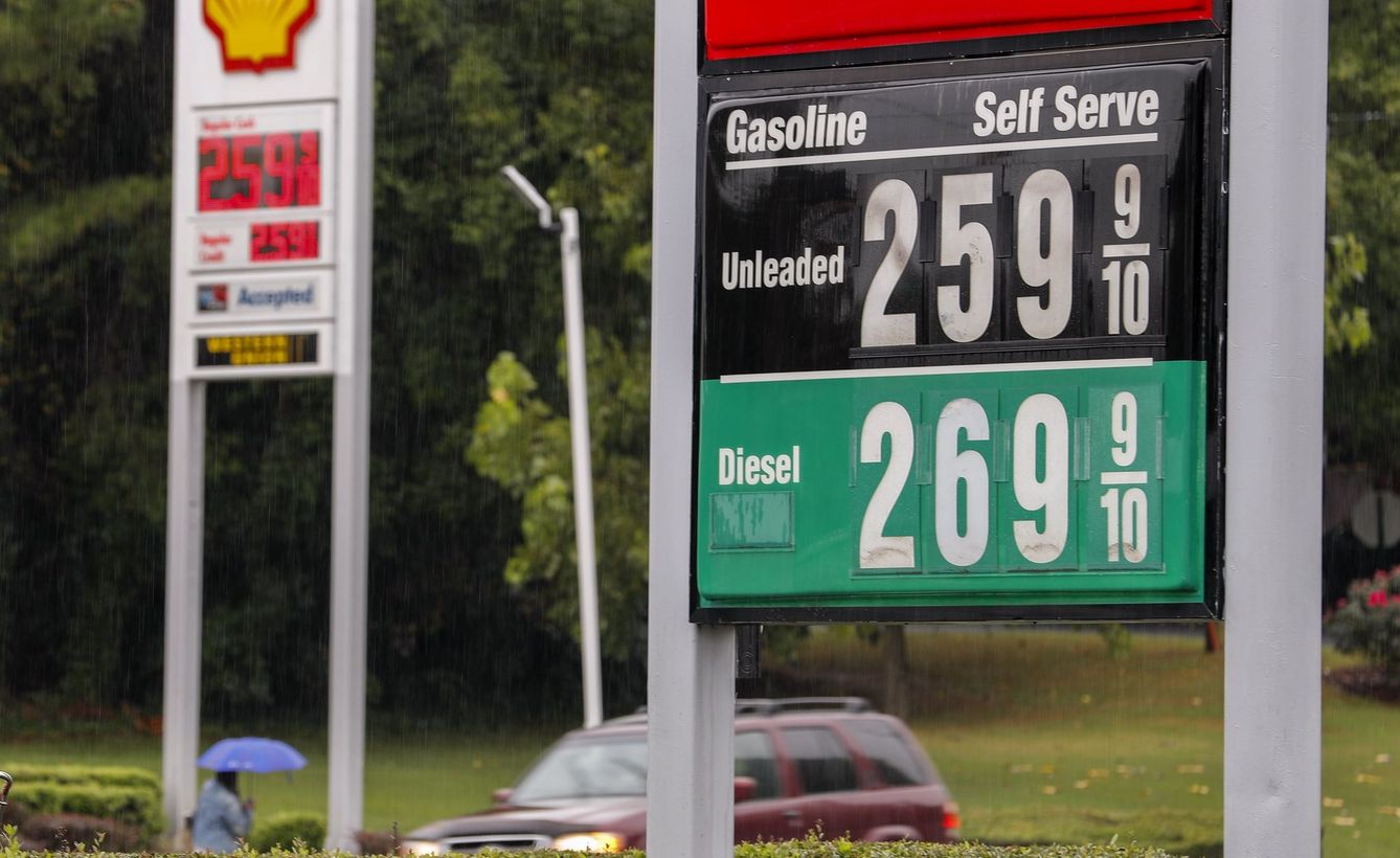Vista de los precios de la gasolina en una estación en Decatur, en el estado de Georgia, el 31 de agosto de 2017. (EFE)