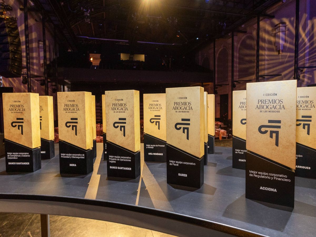 Foto: Trofeos de la I Edición de los Premios a la Abogacía de los Negocios.